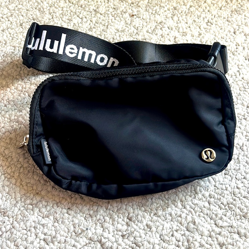 Lululemon crossbody pouch